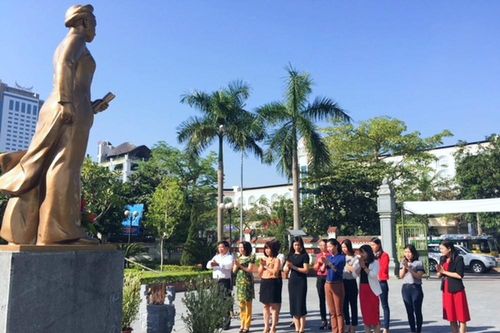 Dâng hoa, dâng hương kỷ niệm 108 năm ngày sinh đồng chí Nguyễn Thị Minh Khai