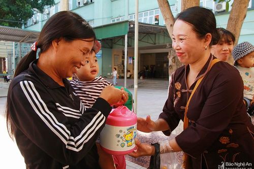 Chùa Đức Hậu phát gần 400 suất cháo cho bệnh nhi có hoàn cảnh khó khăn