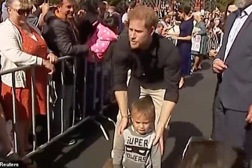 Hoàng tử Harry ghi điểm trong mắt người hâm mộ khi tìm cha mẹ cho cậu bé lạc giữa đám đông
