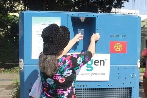 Kỳ diệu chiếc máy biến không khí... thành nước trên phố Hà Nội