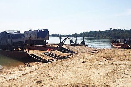 Kon Tum: Bắt 3 xe tải chở 40m3 gỗ lậu ngay trên phà