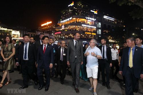 Hình ảnh Thủ tướng Pháp thăm Văn Miếu-Quốc Tử giám và Hồ Gươm
