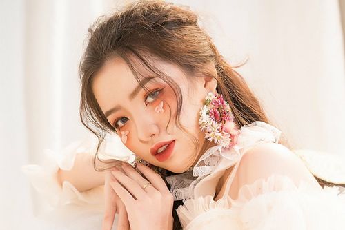 Trọn bộ ảnh những thí sinh đẹp như hoa đang chiếm 'spot light' cuộc thi Miss Hutech 2019