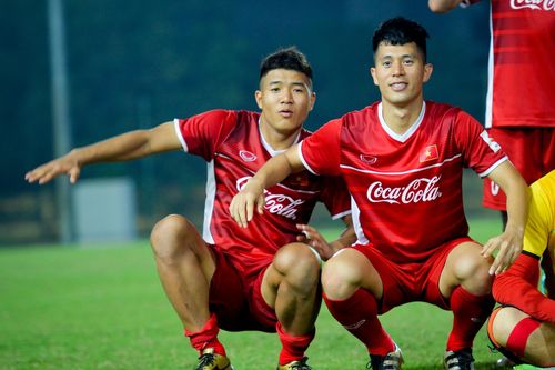 Đình Trọng hất Đức Chinh ngã ngửa khi chụp ảnh chung