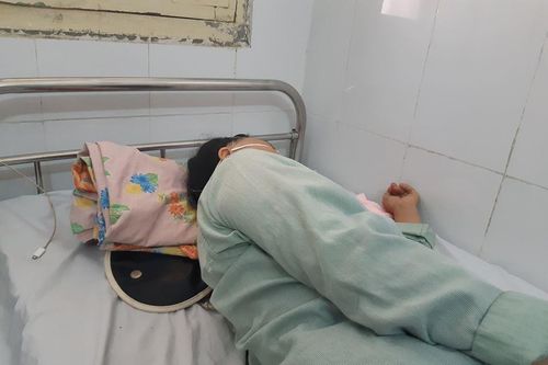 Ăn đầu gà, nữ bệnh nhân đau đớn nhập viện vì bị hóc xương