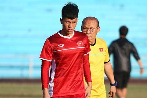 Trung vệ Đình Trọng căng thẳng trong lần đầu dự AFF Cup