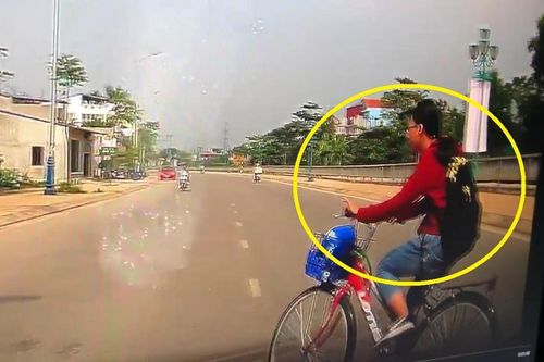 Clip: Nữ sinh đạp xe sang đường như trong sân nhà, suýt lao vào đầu ô tô
