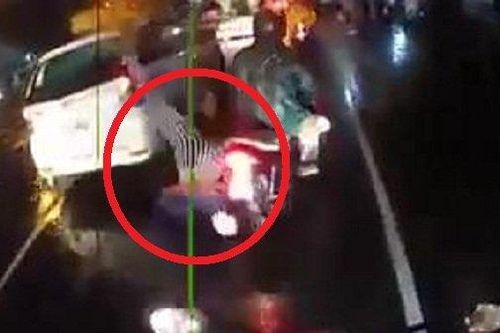 Clip: Áo mưa cuốn vào bánh xe máy, cô gái ngã lộn cổ xuống đường