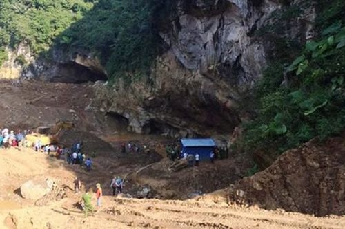 Huy động hàng trăm người tìm kiếm 2 phu vàng bị mắc kẹt trong hang
