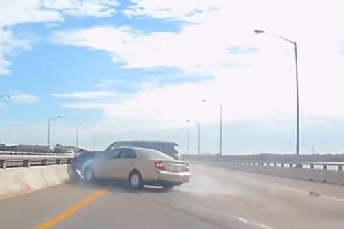 Toyota Camry gây tai nạn cho xe đi cùng chiều trên cao tốc
