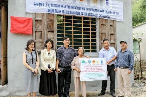 Bàn giao 107 nhà chống bão lụt cho các hộ nghèo, dễ bị tổn thương ở Thừa Thiên Huế