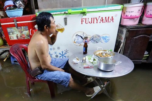 Triều cường lên đỉnh 1,62 m, người Sài Gòn lội nước trong nhà