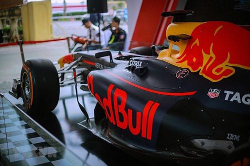 Cận cảnh siêu xe đua F1 'ra mắt' tại Hoàng thành Thăng Long