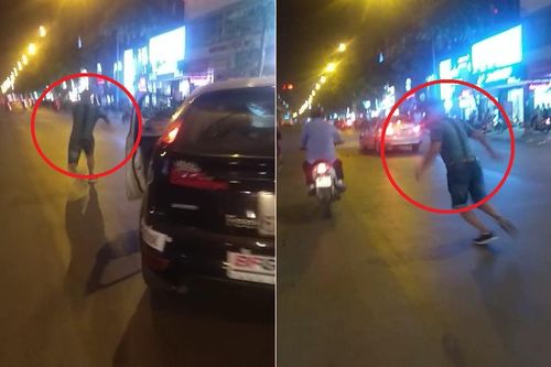 Clip: Va chạm giao thông, tài xế ô tô cầm đá ném taxi như phim hành động