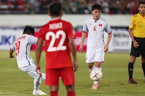 Quang Hải sút phạt ghi bàn đẳng cấp cho Việt Nam
