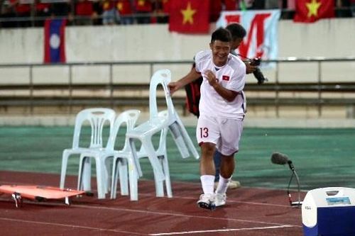 Hà Đức Chinh nghịch ngợm lấy ghế của đội khiêng cáng