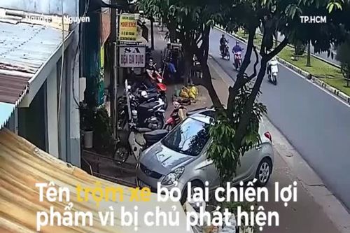 Tên trộm xe bỏ lại chiến lợi phẩm vì bị chủ nhà phát hiện đúng lúc