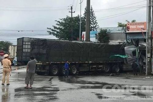 Hai xe tải tông nhau rồi lao vào nhà dân, nhiều người khiếp vía