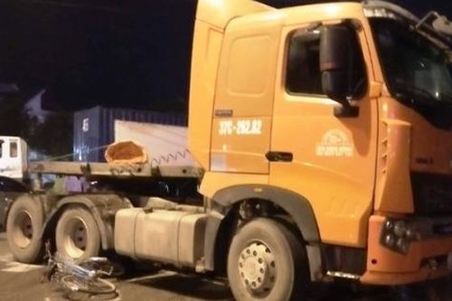 Nghệ An: Ba người trên xe máy tử vong khi va chạm với xe tải
