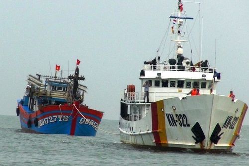 Cứu hộ tàu cá cùng 19 ngư dân bị nạn trên biển