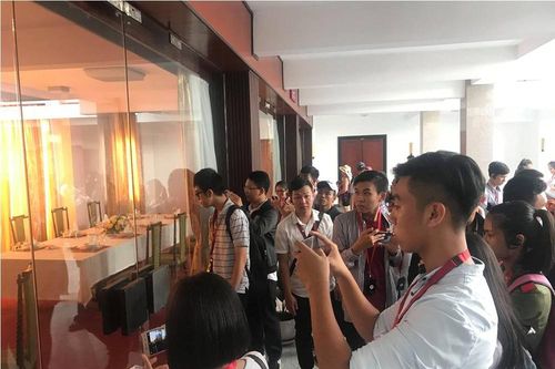 65 thủ khoa háo hức tham quan Dinh Thống Nhất ngày đầu đến TPHCM