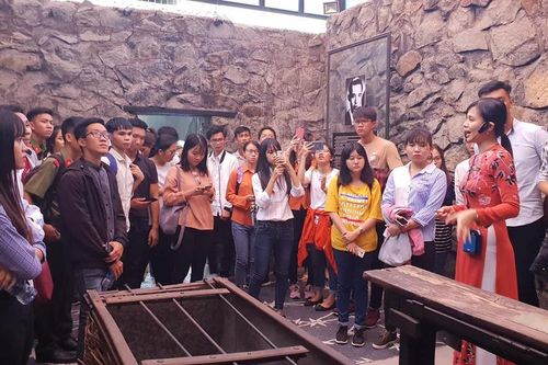 Ngày hoạt động đáng nhớ của 65 sinh viên về dự 'Nâng bước thủ khoa'