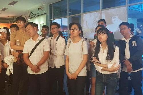 Tân sinh viên tâm sự trong ngày nhận học bổng 'Nâng bước thủ khoa'
