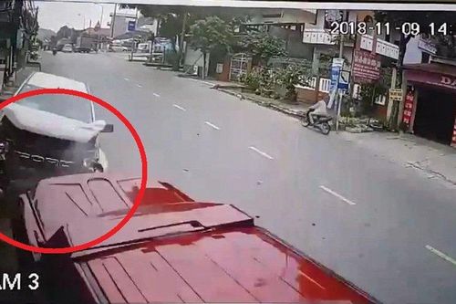 Clip: Tài xế ngủ gật, ô tô lao vun vút gây tai nạn rùng mình