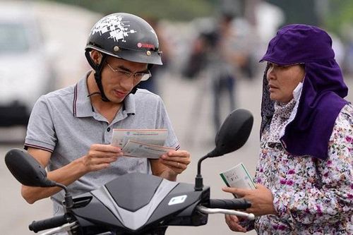 'Dân phe' biến vé chính thức thành 'vé chợ đen' như thế nào?