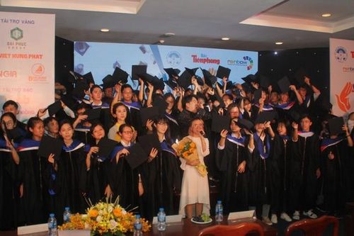 Hình ảnh ấn tượng tại Lễ trao học bổng Nâng bước thủ khoa 2018
