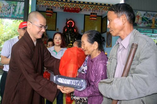 Hơn 600 người nghèo được khám, tầm soát ung thư và tặng quà