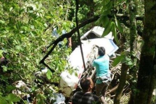 Xe chở đội bóng lao xuống vách núi, 18 người thương vong