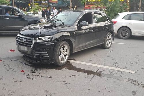 Audi Q5 tông biến dạng xe Mercedes cùng 2 xe máy trên phố Hà Nội