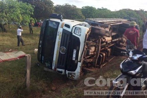Tài xế mở nhạc khiến xe tải chở trụ điện lật, đè chết 2 người