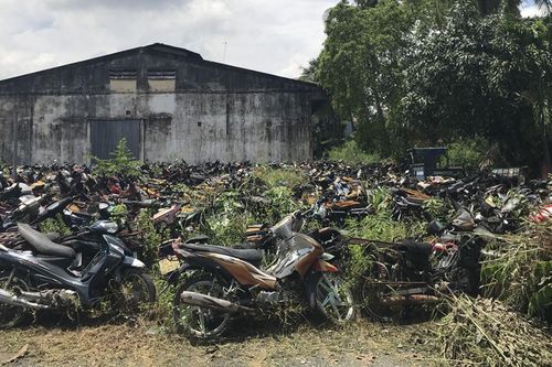 Nhiêu khê xử lý xe vi phạm bị 'bỏ quên'