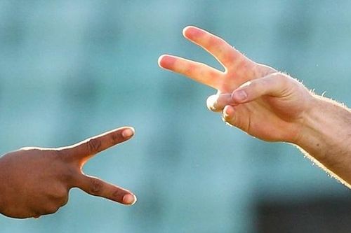 Trọng tài Anh bị treo còi vì cho cầu thủ 'oẳn tù tì' giao bóng