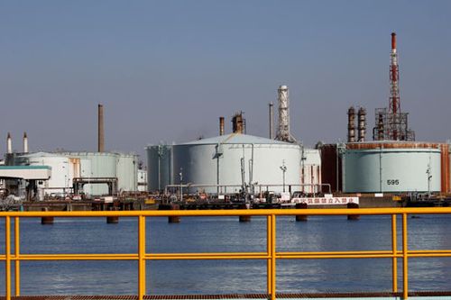 Giá dầu vẫn giảm mạnh do Tổng thống Mỹ gây áp lực với OPEC