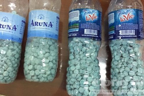 Người nước ngoài mang 4 chai đầy thuốc lắc vào Sài Gòn bán
