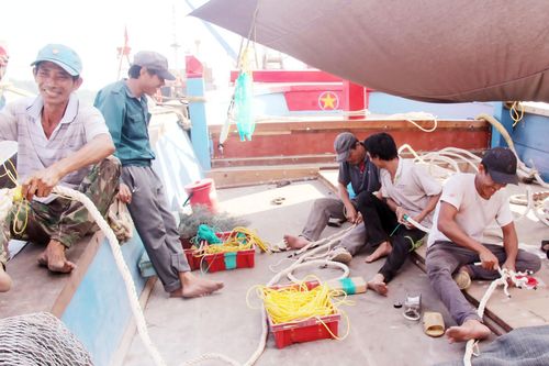 Nỗi lo thiếu người đi biển