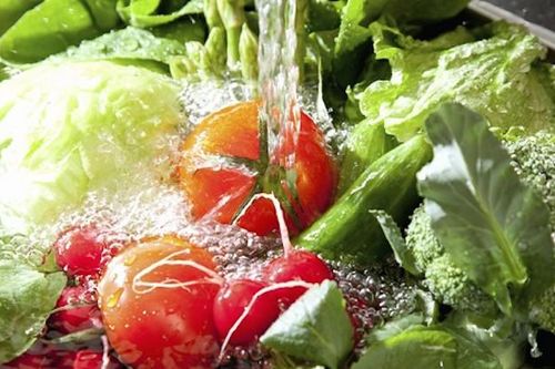 Ngâm rau quả vào nước muối sẽ 'sạch' được thuốc trừ sâu?