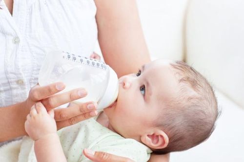 Làm sao để trẻ sơ sinh hết trớ?