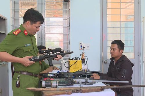 Triệt phá xưởng chế tạo hàng loạt súng khủng tại nhà ở Đắk Lắk