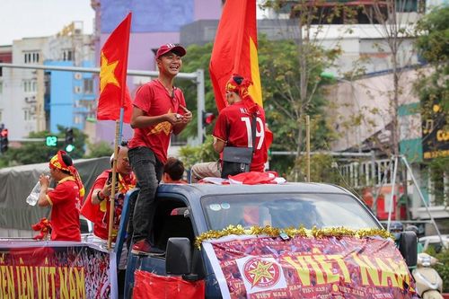 Cổ động viên đốt pháo sáng, diễu hành khắp Hà Nội