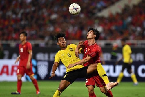 Tình huống Công Phượng, Quang Hải bị cầu thủ Malaysia chơi xấu