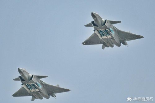 Tiêm kích tàng hình J-20 mở khoang vũ khí bay biểu diễn ở Chu Hải