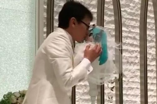 Đại gia Nhật Bản chi 400 triệu đồng cưới 'ca sĩ ảo' nổi tiếng Hatsune Miku