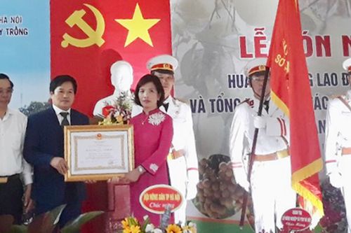 Trung tâm Phát triển cây trồng Hà Nội đón nhận Huân chương Lao động hạng Ba