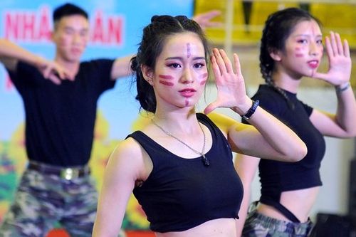 Nữ sinh công an nhảy bốc lửa trong ngày hội 'Thắp sáng ước mơ tuổi trẻ CAND'