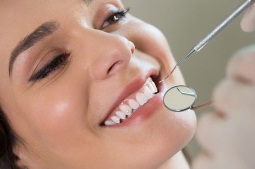 Nguy cơ rước thêm vô số bệnh vì tự gắn răng khểnh làm duyên