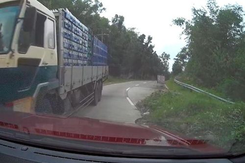 Xe tải phóng nhanh, va chạm với ôtô ở Philippines